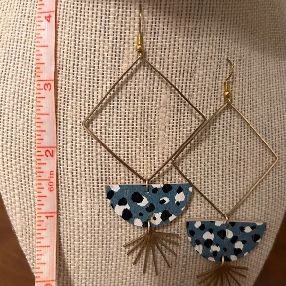 4” Never Worn Lightweight Dangle gold earrings local boutique‼️must bundle ‼️ - Picture 4 of 8